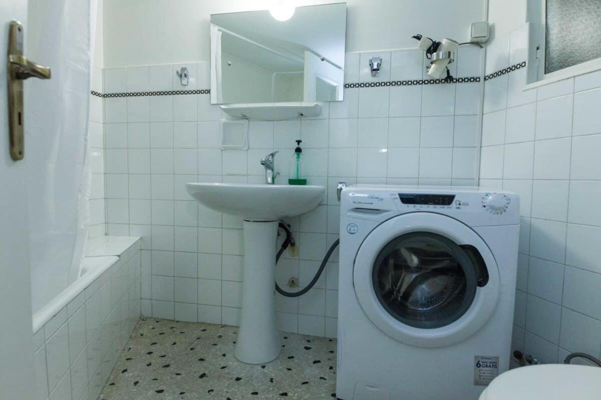 Charming Vintage 2Br Apartment With Balcony In Koukaki Athens Luaran gambar