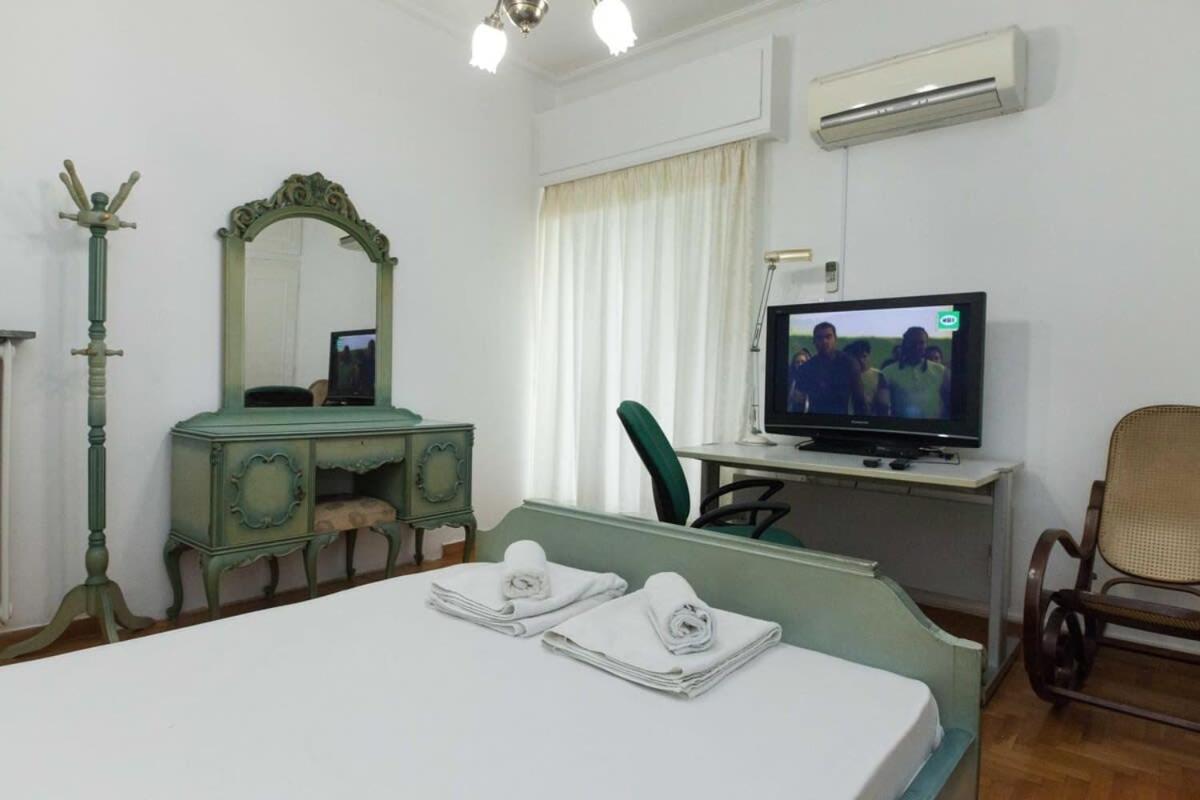 Charming Vintage 2Br Apartment With Balcony In Koukaki Athens Luaran gambar