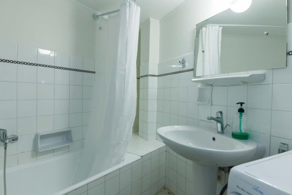 Charming Vintage 2Br Apartment With Balcony In Koukaki Athens Luaran gambar